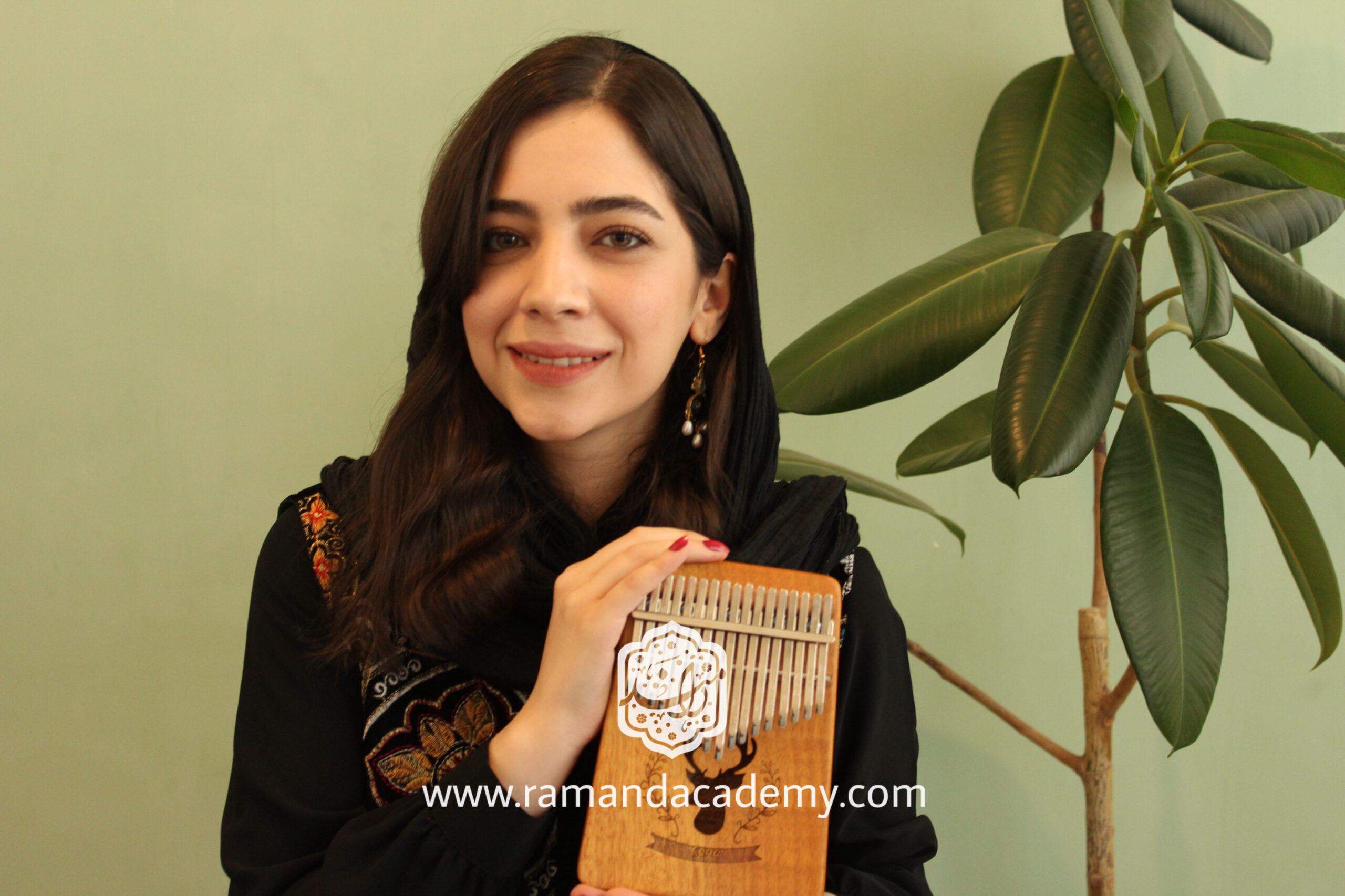 استاد نرگس محمودی مدرس کالیمبا