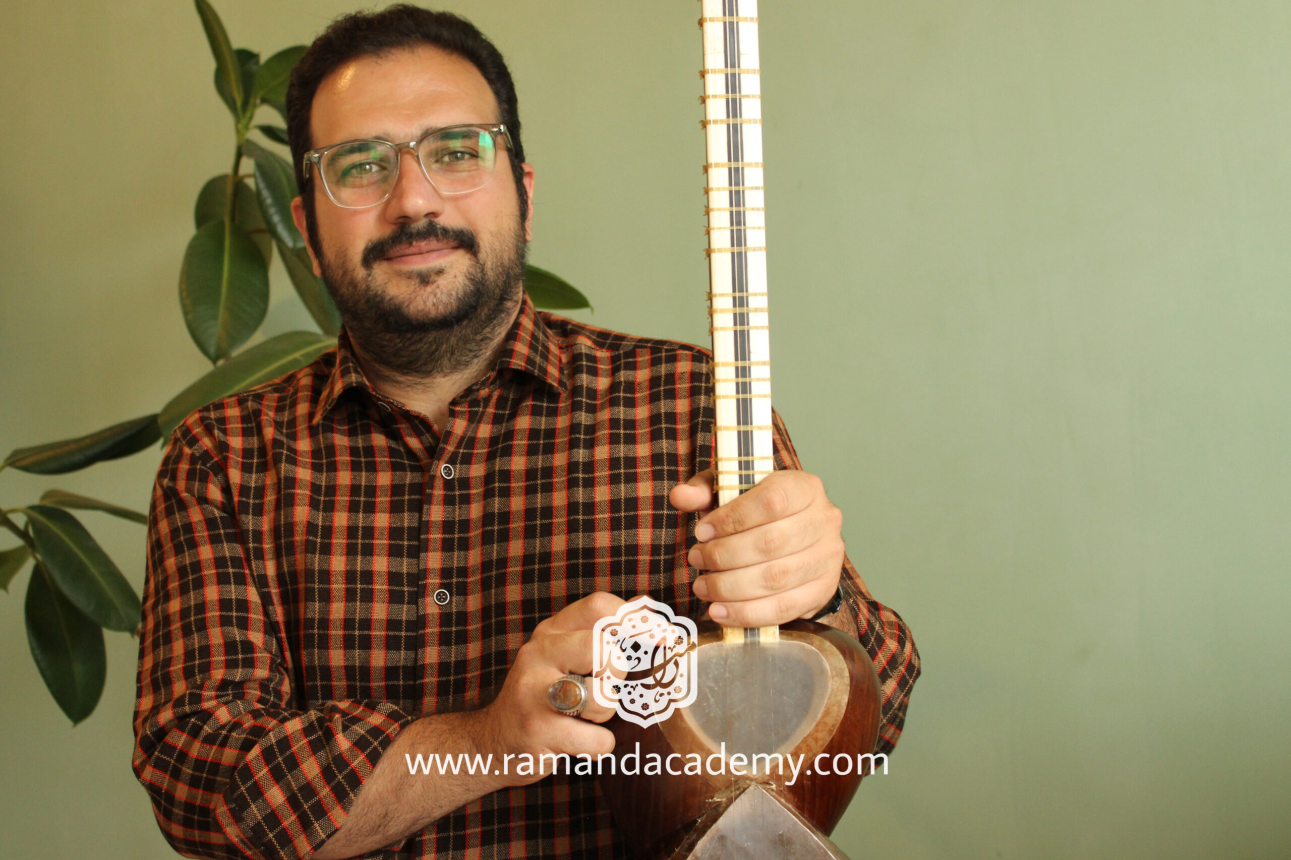 آقای محمد حسام ضمانت پناه مدرس تار و سه تار
