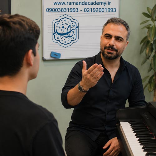 کلاس سلفژ و آواز در آکادمی رامند