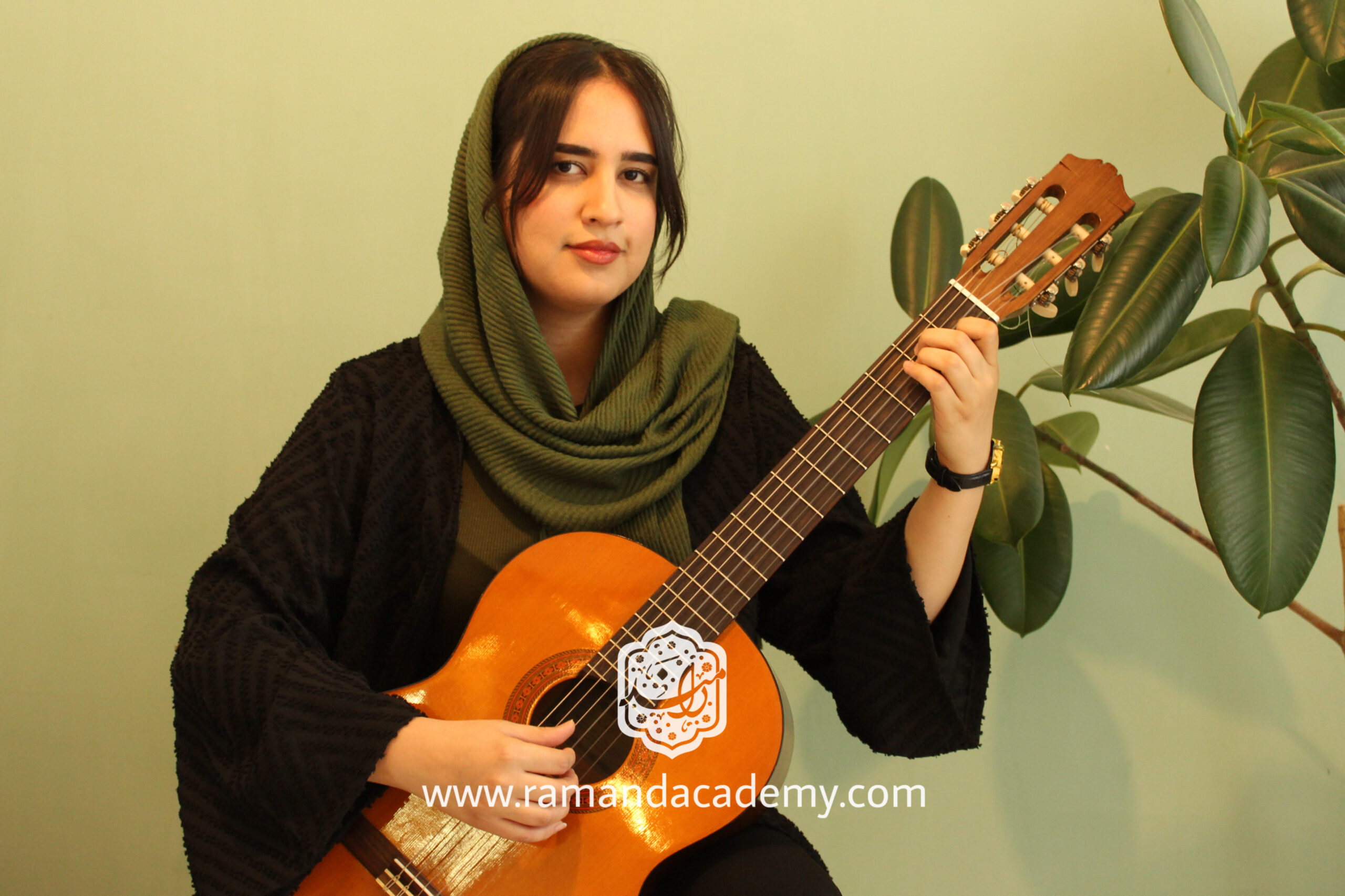 استاد ستایش جهان پور مدرس گیتار کلاسیک