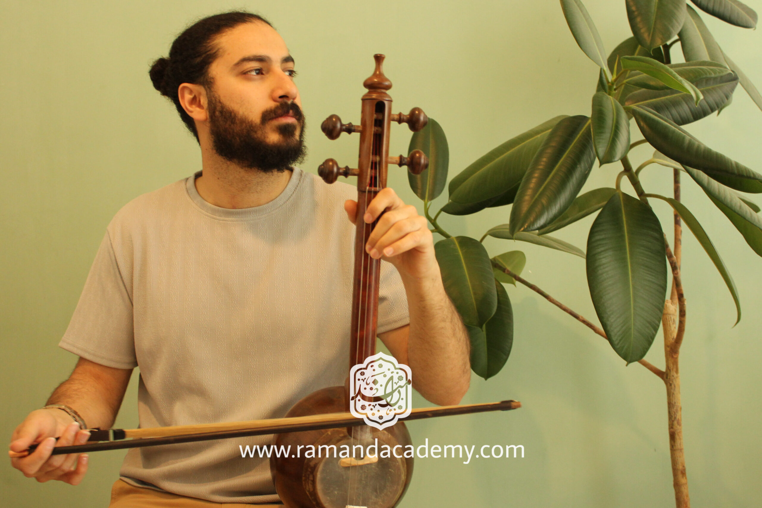 استاد امیرحسین قوامی مدرس کمانچه