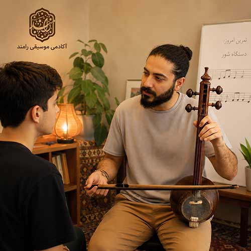 آموزش کمانچه به نوجوانان در آکادمی رامند