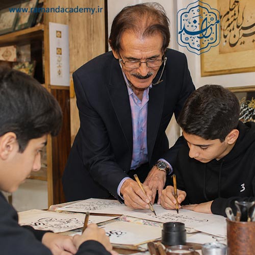 استاد خانزاده در حال آموزش خوشنویسی به نوجوانان