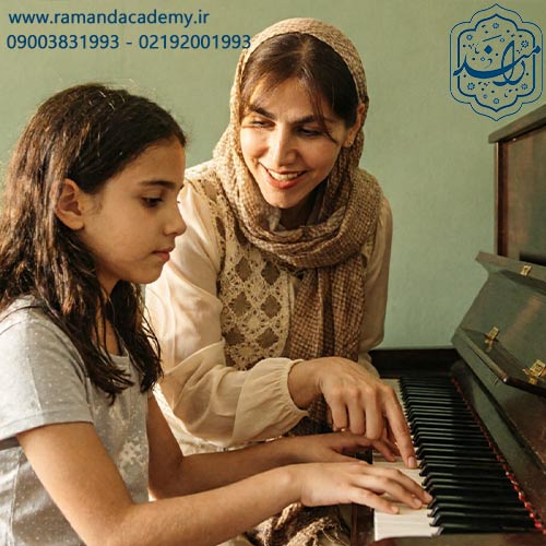 استاد نادیا رهنما در حال آموزش پیانو به هنرجو